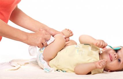 Когда и как правильно менять подгузник новорожденному